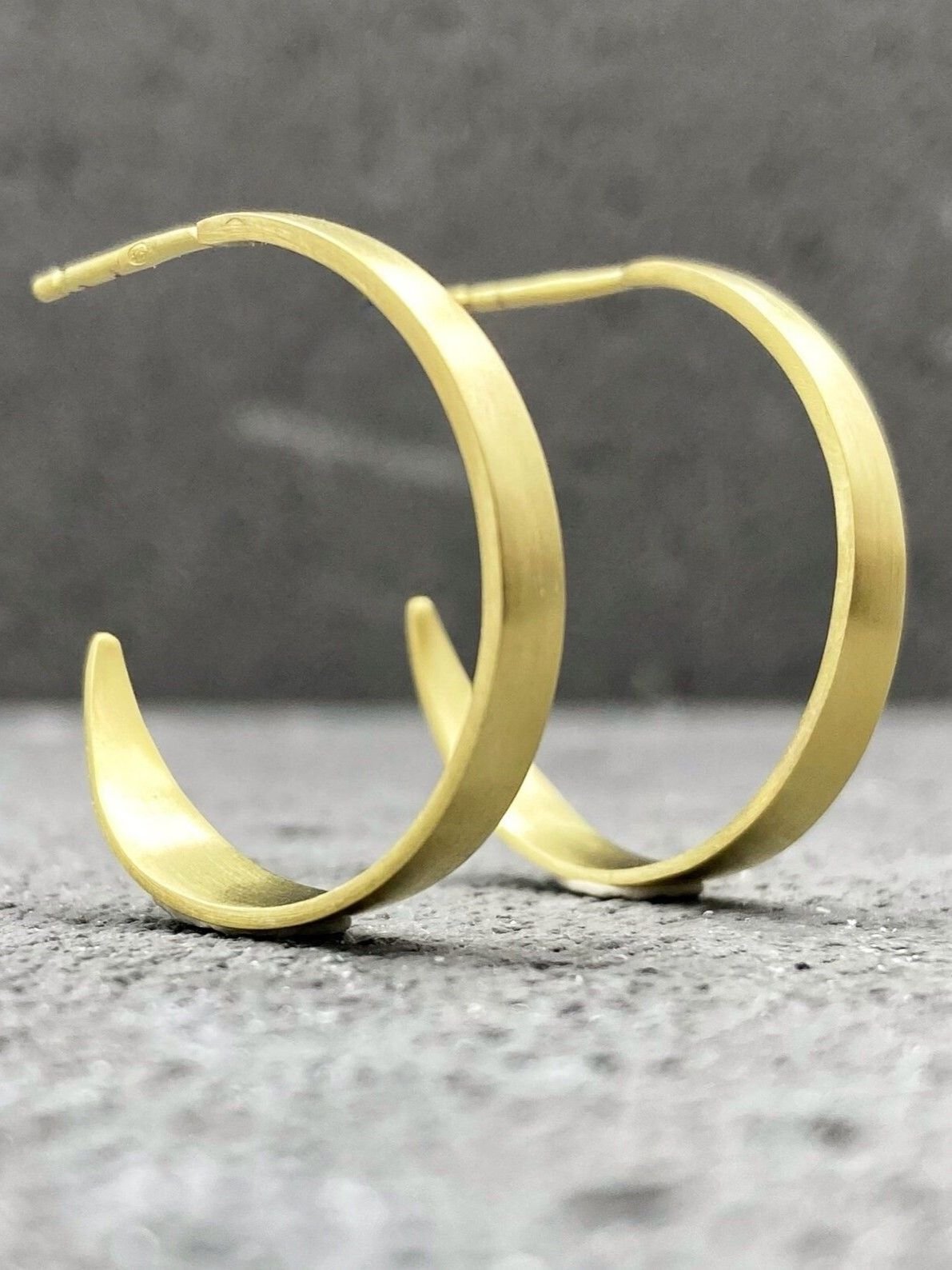 Minimalist hoop earrings in gold plated sterling silver