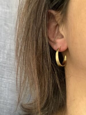 Second image of product: Minimalist hoop earrings in gold plated sterling silver