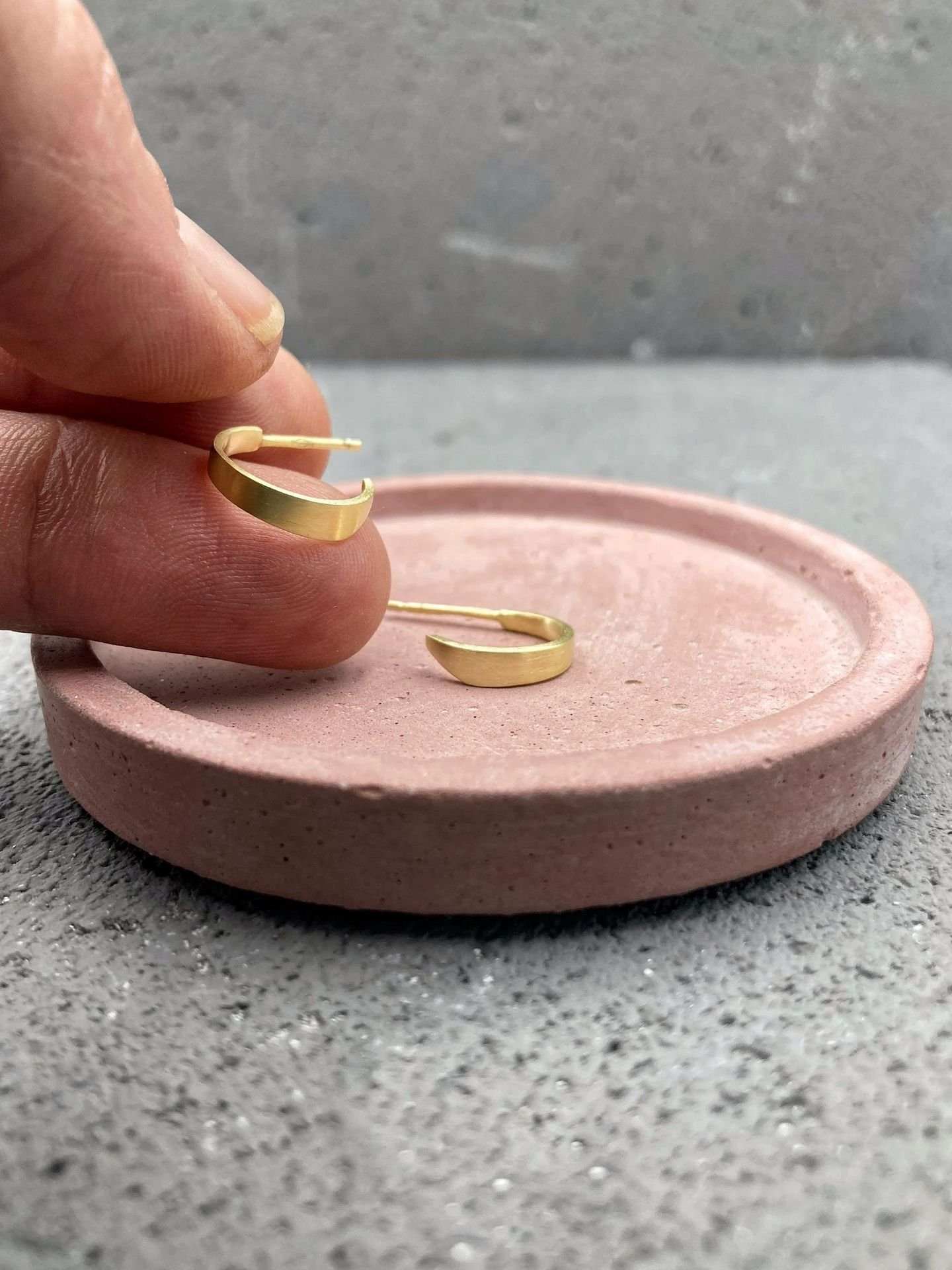 Small minimalist hoop earrings in gold plated sterling silver