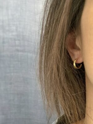 Second image of product: Small minimalist hoop earrings in gold plated sterling silver