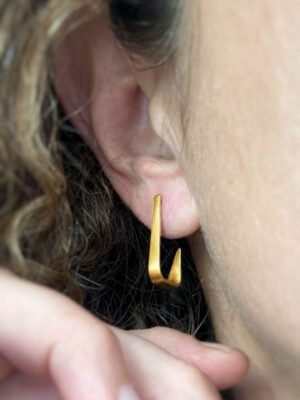 Second image of product: Small minimalist stud earrings in gold plated sterling silver