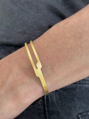 Second image of product: Minimalist geometric cuff bracelet in gold plated sterling silver