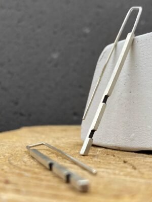 Long threader earrings with oxidized details in sterling silver