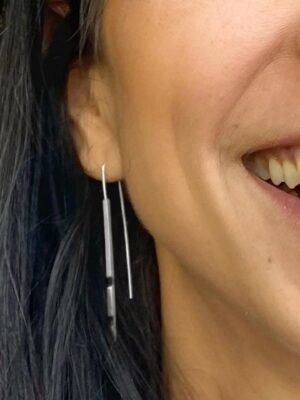 Second image of product: Long threader earrings with oxidized details in sterling silver