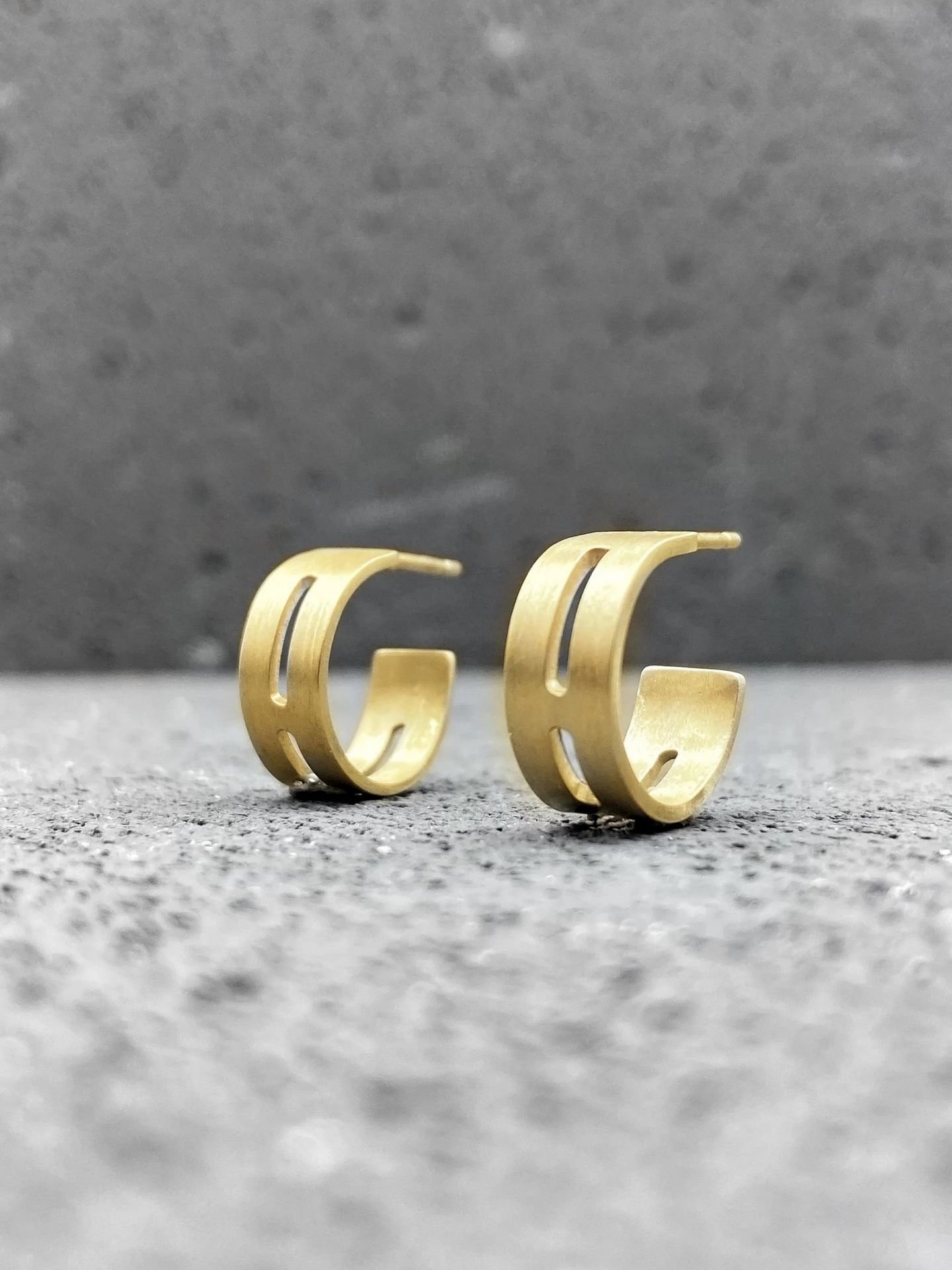 Small geometric hoop earrings in gold plated sterling silver