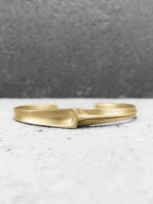 Second image of product: Asymmetrical modern cuff bracelet in gold plated sterling silver