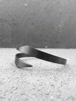 Second image of product: Minimalist cuff bracelet in black rhodium plated sterling silver