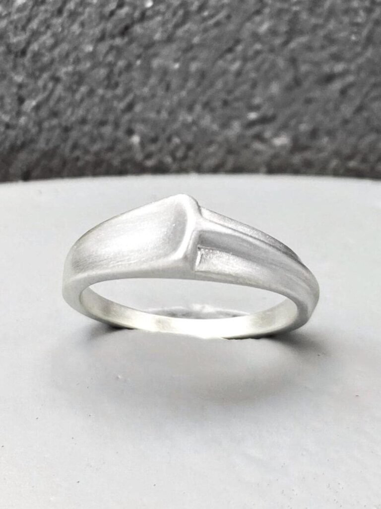 Asymmetrical chunky ring in gold plated sterling silver