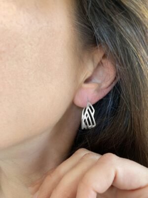Second image of product: Elegant sterling silver hoops in geometric design