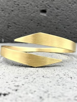 Second image of product: Minimalist cuff bracelet in gold plated sterling silver