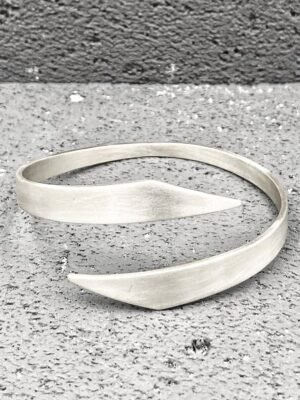 Second image of product: Minimalist cuff bracelet in sterling silver
