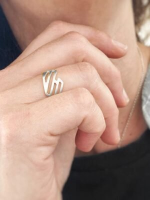 Second image of product: Elegant sterling silver ring in geometric design