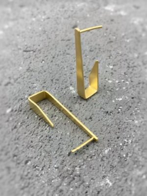 Second image of product: Minimalist stud earrings in gold plated sterling silver
