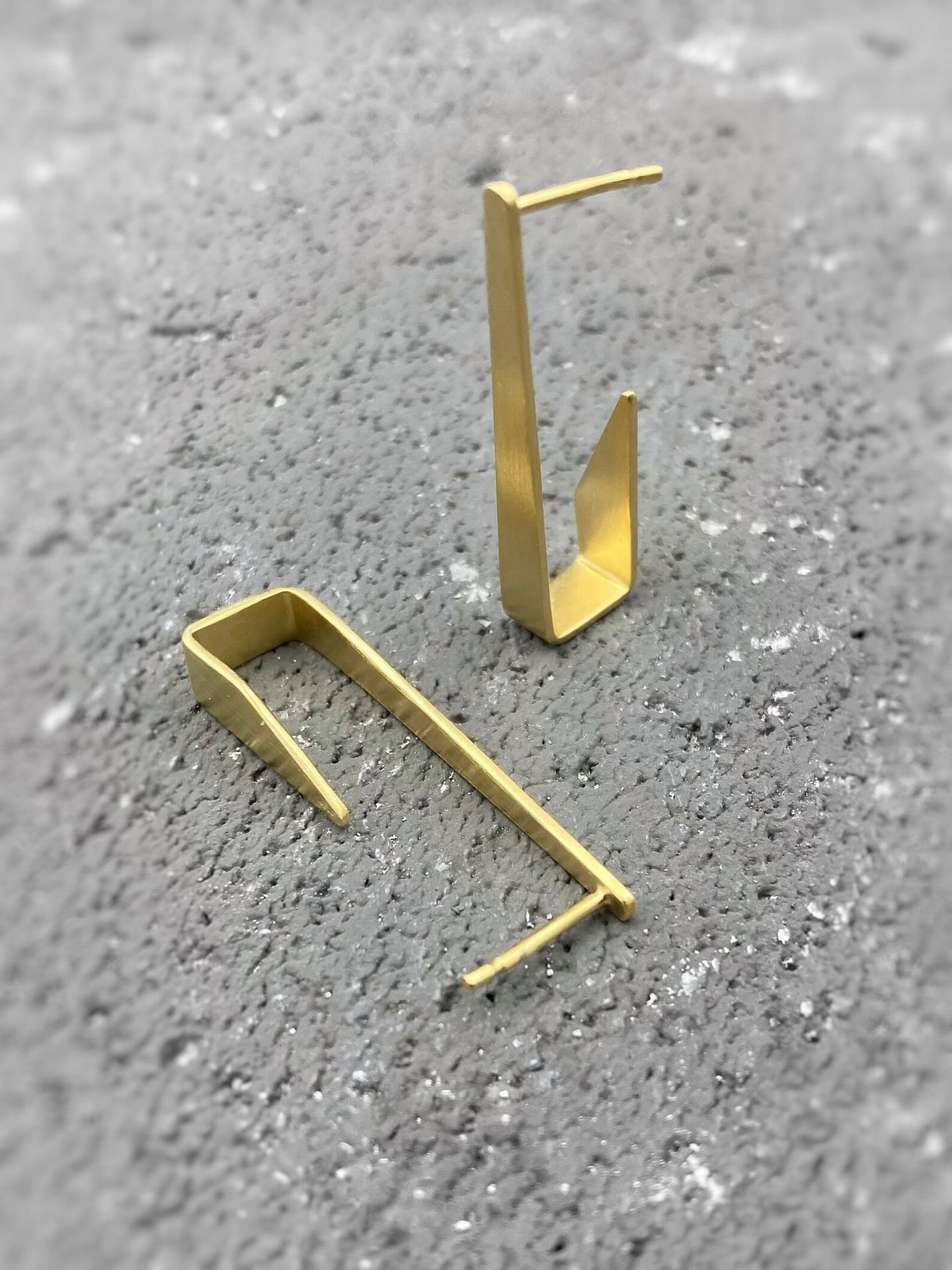 Second image of product: Minimalist stud earrings in gold plated sterling silver