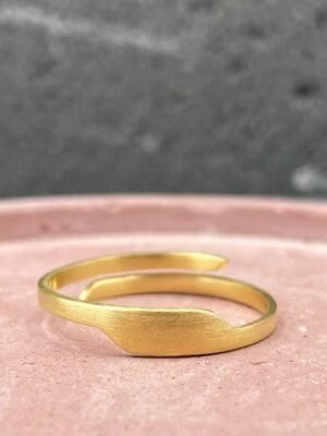 Minimalist adjustable geometric ring in gold plated sterling silver