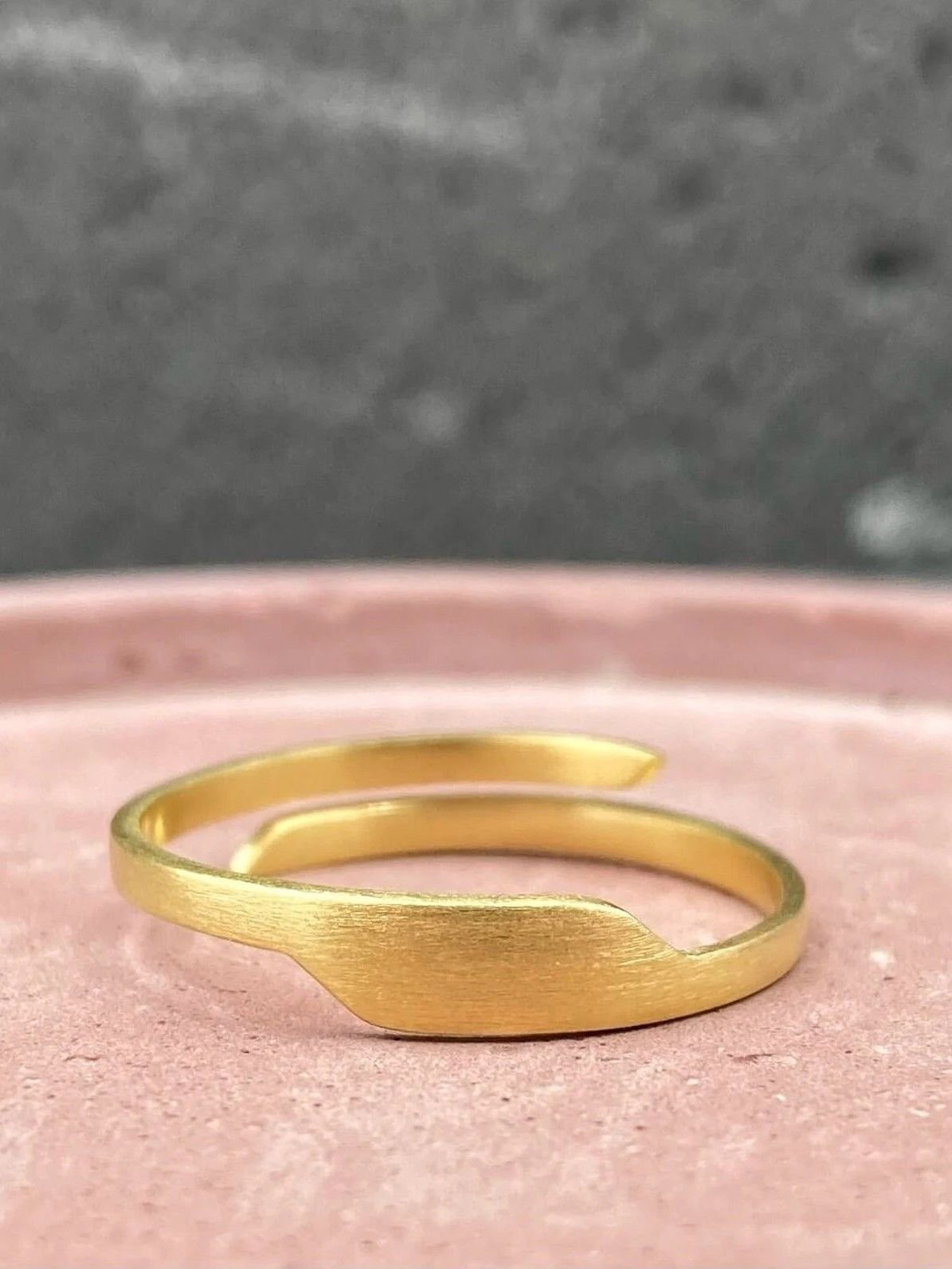 Minimalist adjustable geometric ring in gold plated sterling silver
