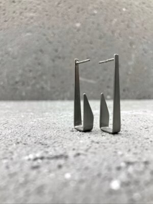 Second image of product: Minimalist stud earrings in black rhodium plated sterling silver