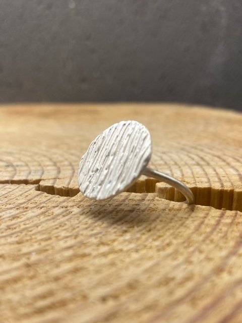 Raw lines round ring with thin band in sterling silver - Image 4