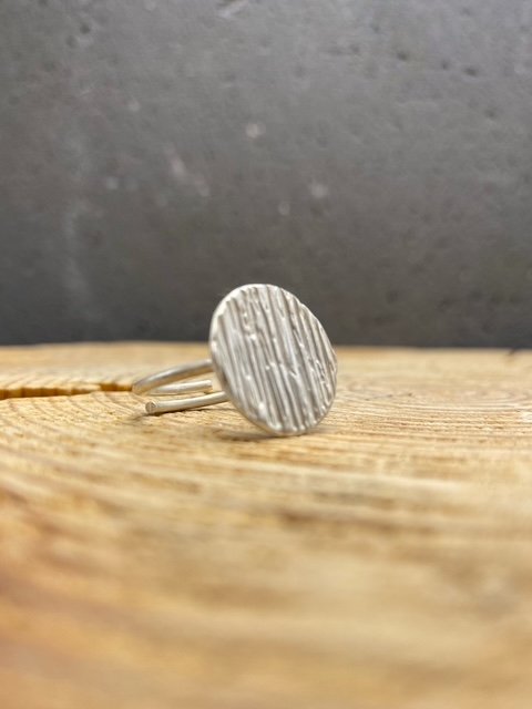 Raw lines round ring with thin band in sterling silver - Image 2