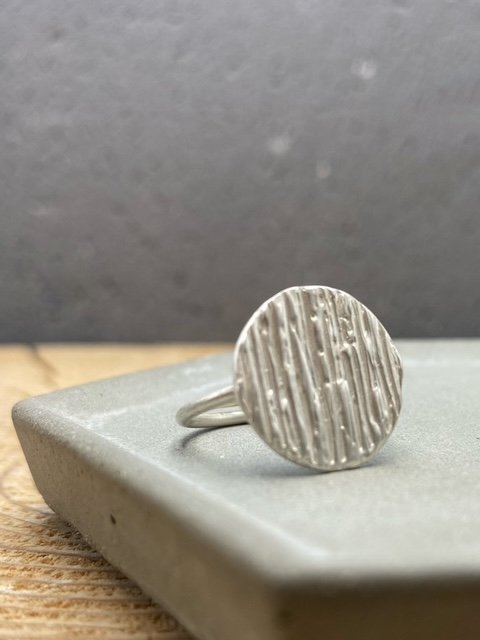 Raw lines round ring with thin band in sterling silver - Image 5