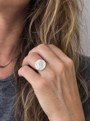 Raw lines round ring with thin band in sterling silver
