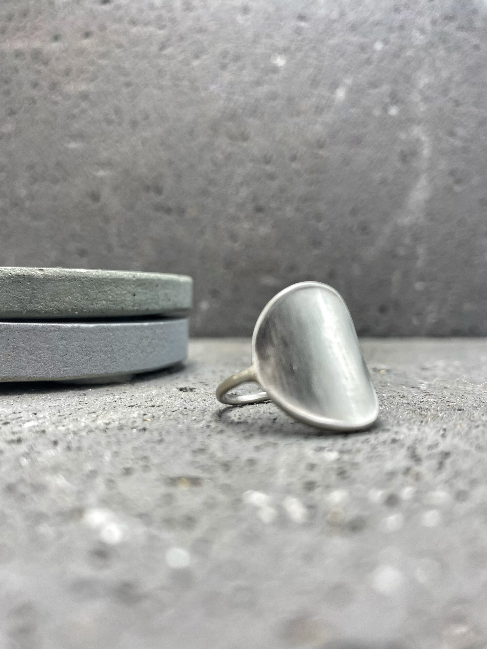 Forms Round ring with thin band in sterling silver - Image 3